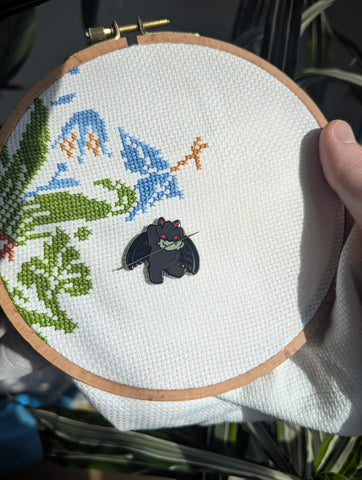 GingerStitchAU Mothman en uso en tela, mantiene la aguja segura y al alcance.
