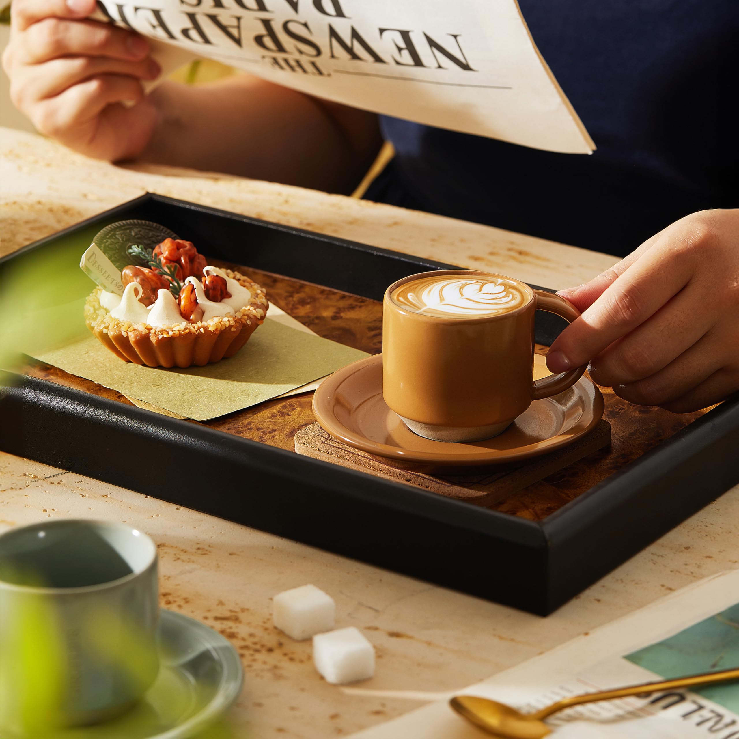 Uso versátil para té o cappuccino en el set Giroflier roble.