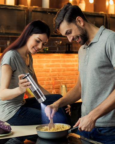 Molinillo GiveBest para uso diario en cocina y mesa, diseño práctico.