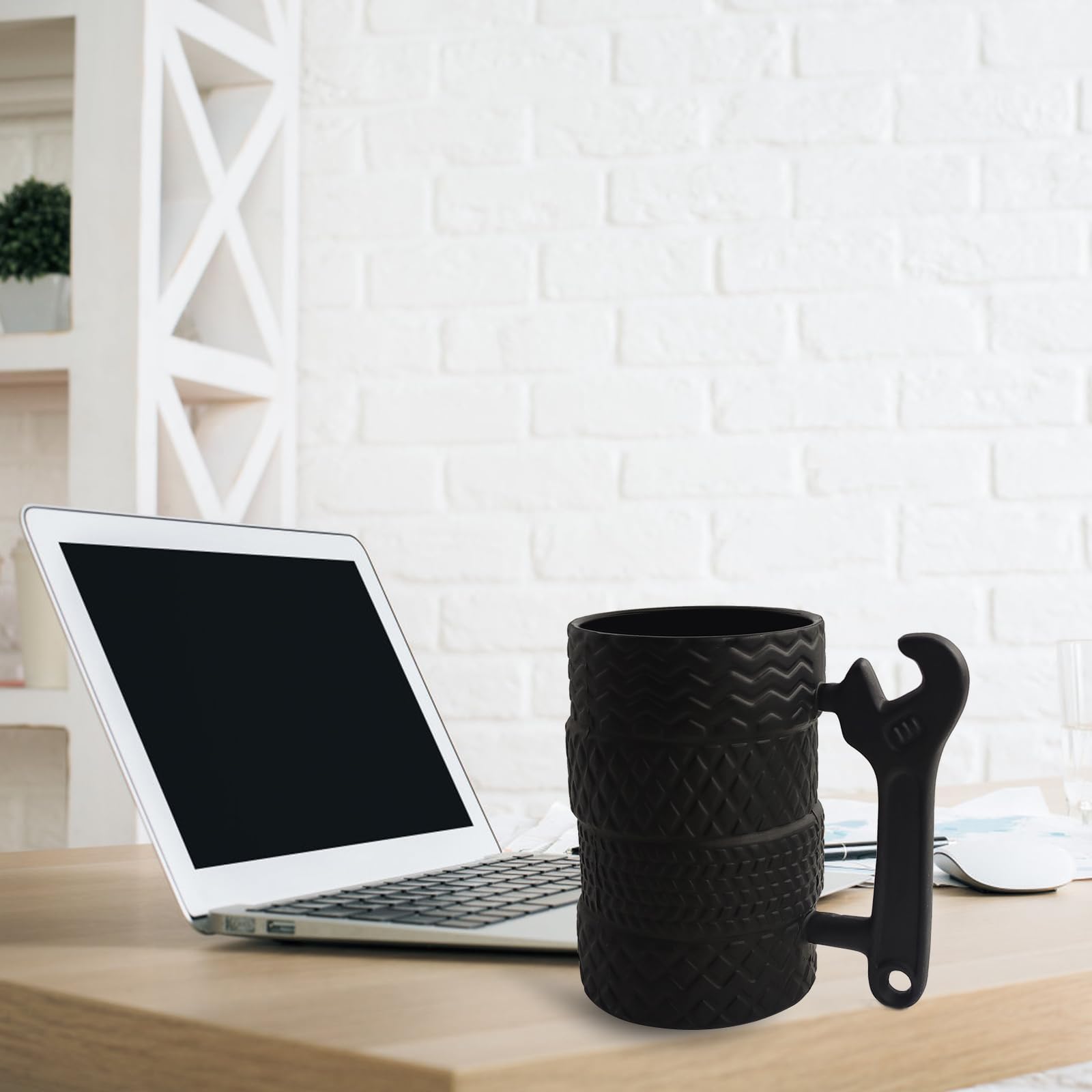 Taza gjd con diseño de neumáticos apilados, aspecto único para coleccionistas.
