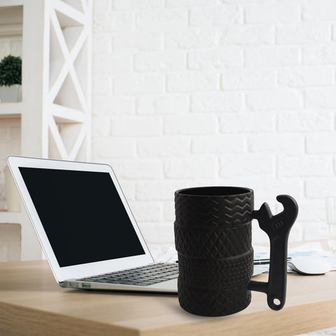 Taza gjd con diseño de neumáticos apilados, aspecto único para coleccionistas.