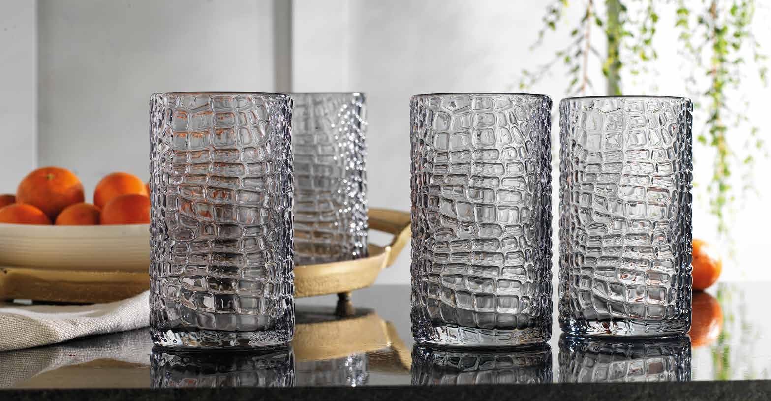 Glaver's vaso alto con textura exterior que mejora el agarre para uso diario.