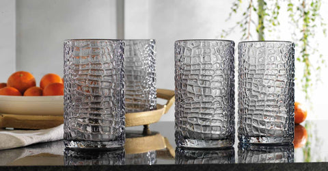Glaver's vaso alto con textura exterior que mejora el agarre para uso diario.
