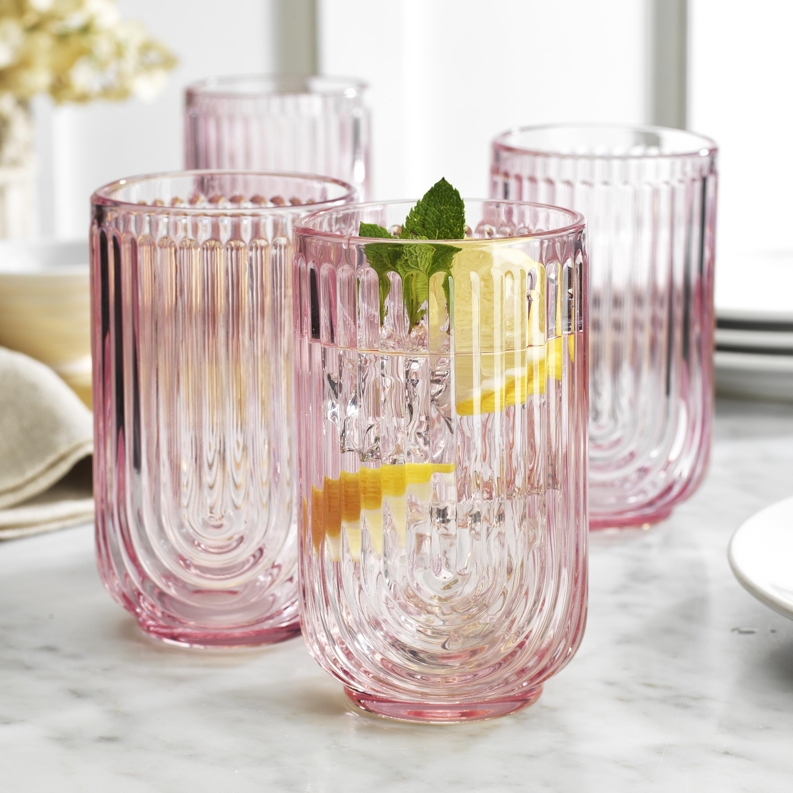 Vaso Glaver's rosa Art Deco con detalle de arco para presentaciones elegantes.