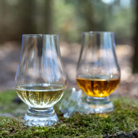 Vaso de cristal Glencairn de alta calidad con base estable.