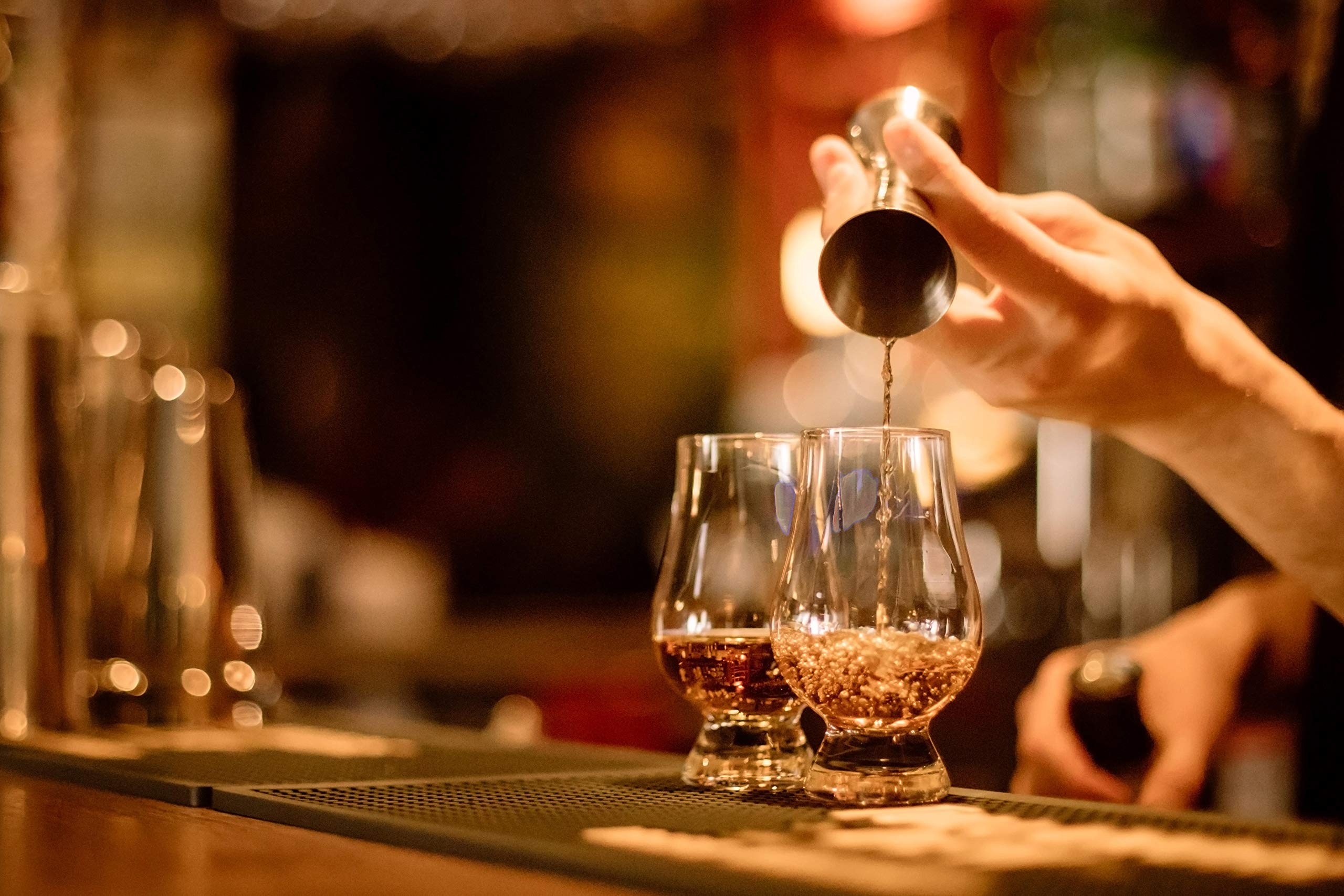 Cristal GLENCAIRN para bar realza aroma al servir whisky