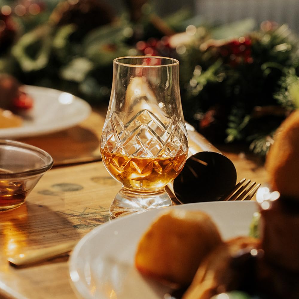 GLENCAIRN cristal sin plomo, detalle de corte, mejora claridad del whisky.