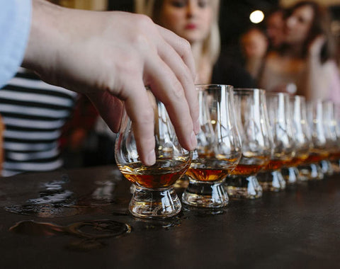 Vaso Glencairn permite apreciar la coloración del licor con claridad.