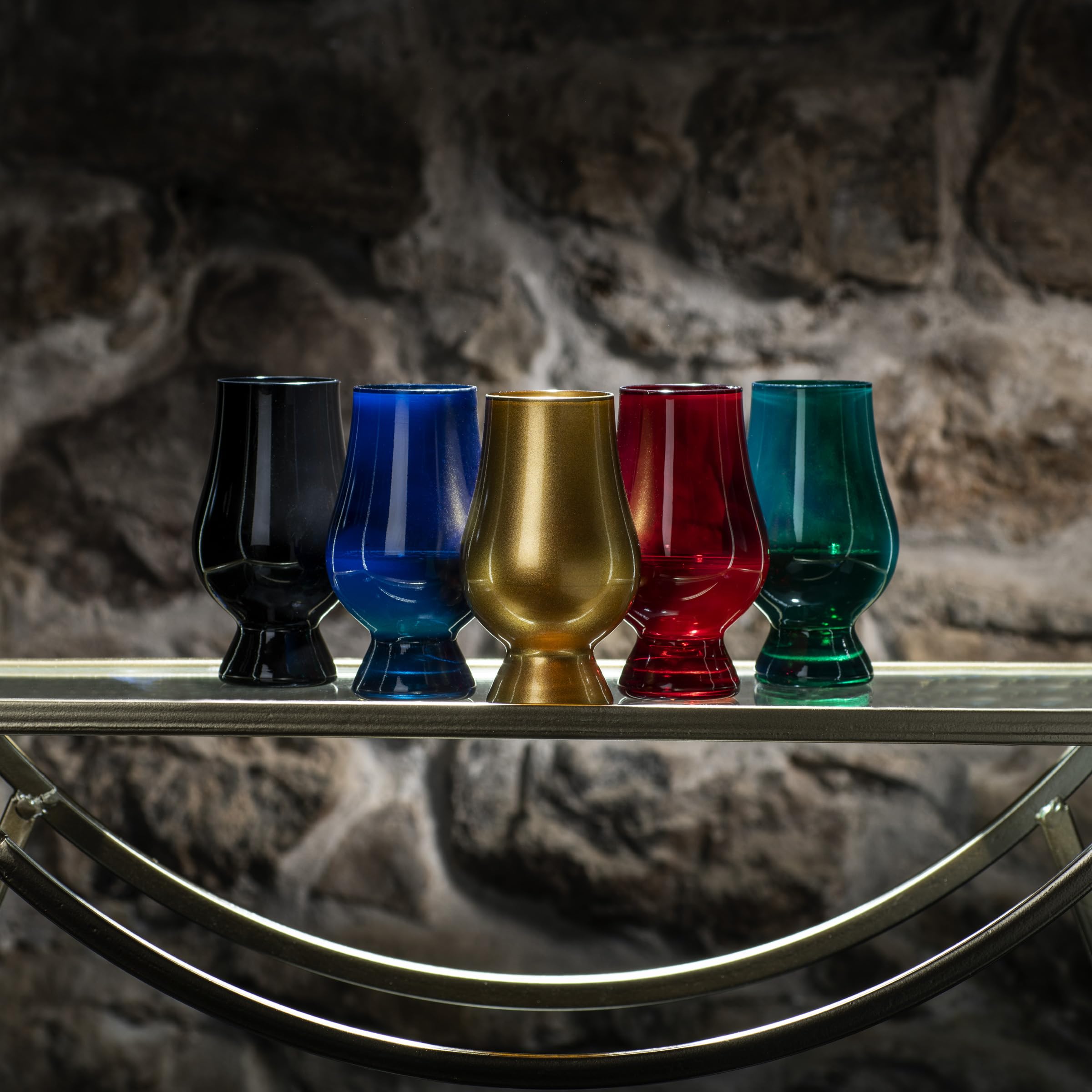 Vaso GLENCAIRN whisky negro base estable, cómodo al sostener.