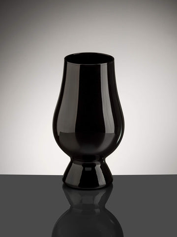 Vaso GLENCAIRN whisky negro detalle boca facilita sorbos suaves y aromáticos.