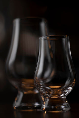 Diseño ergonómico de Wee Glencairn para sostener cómodamente en la mano