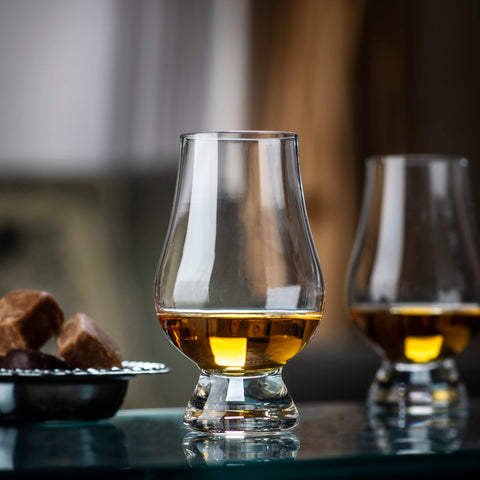 Copa GLENCAIRN con bola amplia para realzar color y cuerpo del whisky.