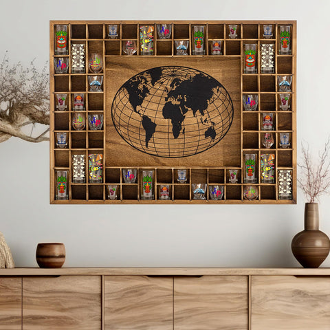 GlikCeil, mapa mundo en vitrina, exhibe vasos con estilo y orden.
