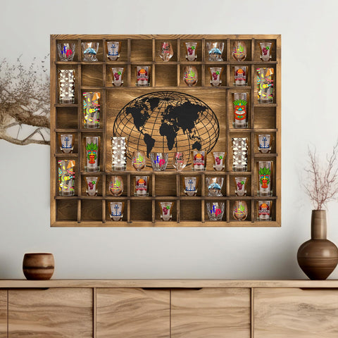 GlikCeil vitrina 44 ranuras con mapa mundo en madera, exhibe tus chupitos con clase.