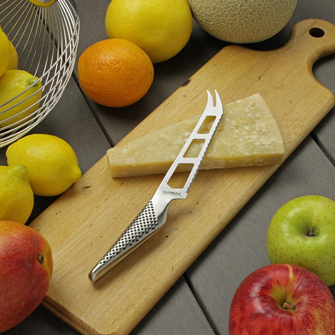 Global cuchillo queso afilado por un lado ofrece precisión profesional.
