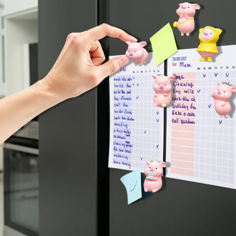 Tablero blanco u oficina con imanes Glrovazas para organizar ideas.