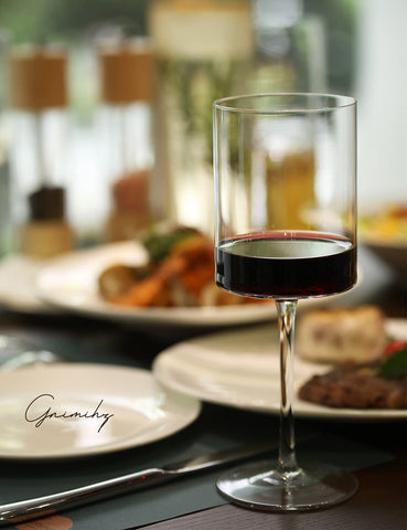 Vasos Gnimihz con tallo alto, base estable para brindis elegantes.