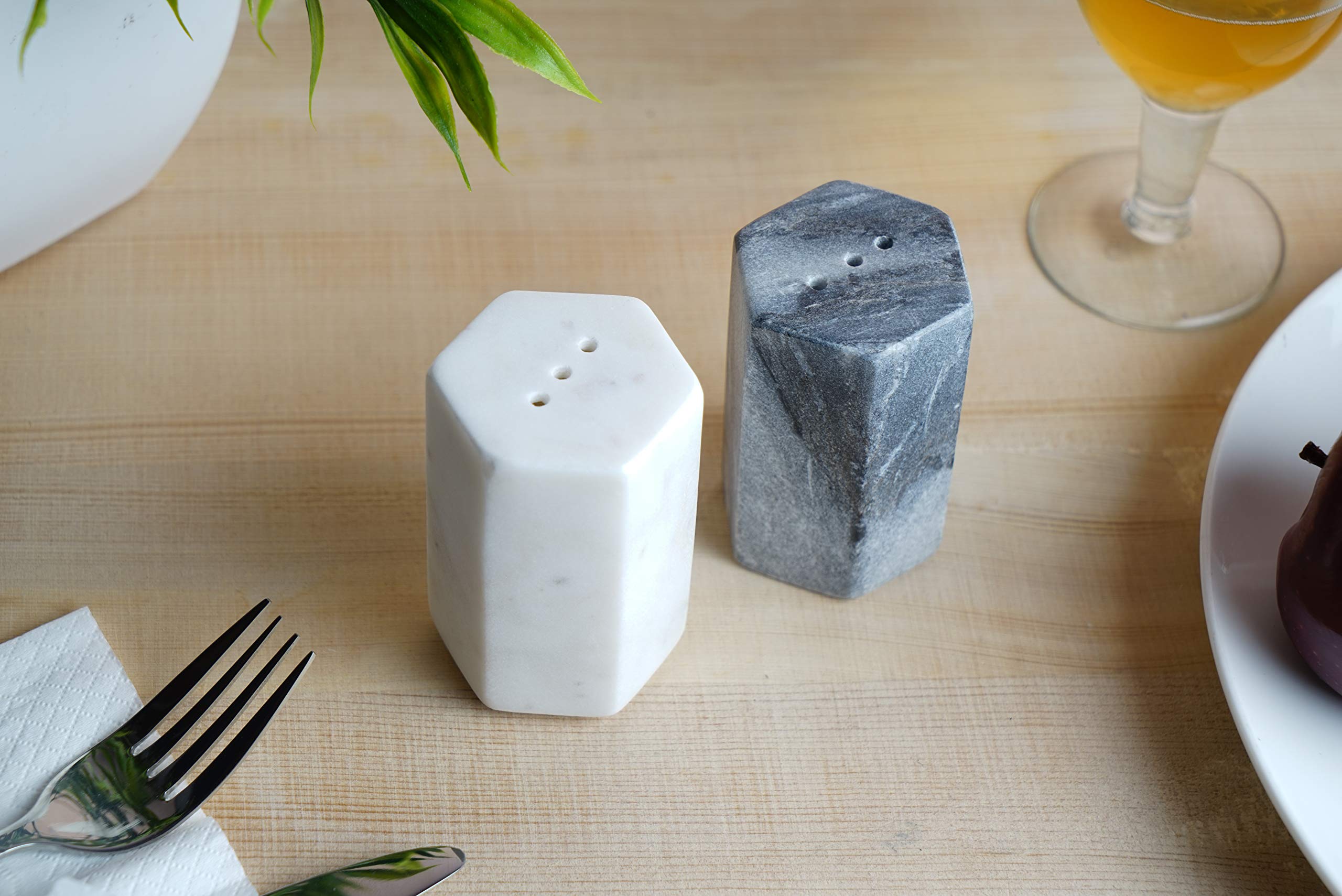 GoCraft salero-pimentero artesanal, detalle único, ideal para cocinas contemporáneas.