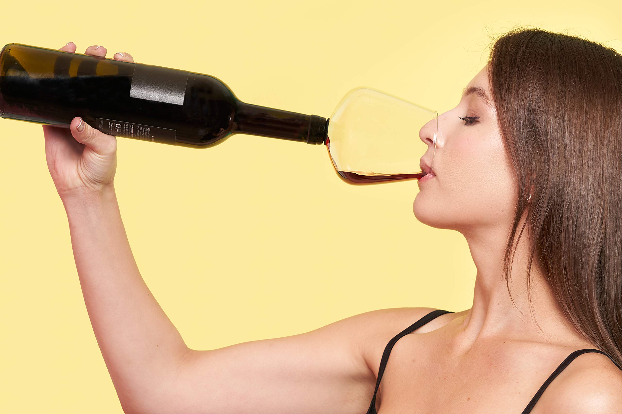 Godinger Chugmate, uso en celebraciones transforma botella en copa portátil.