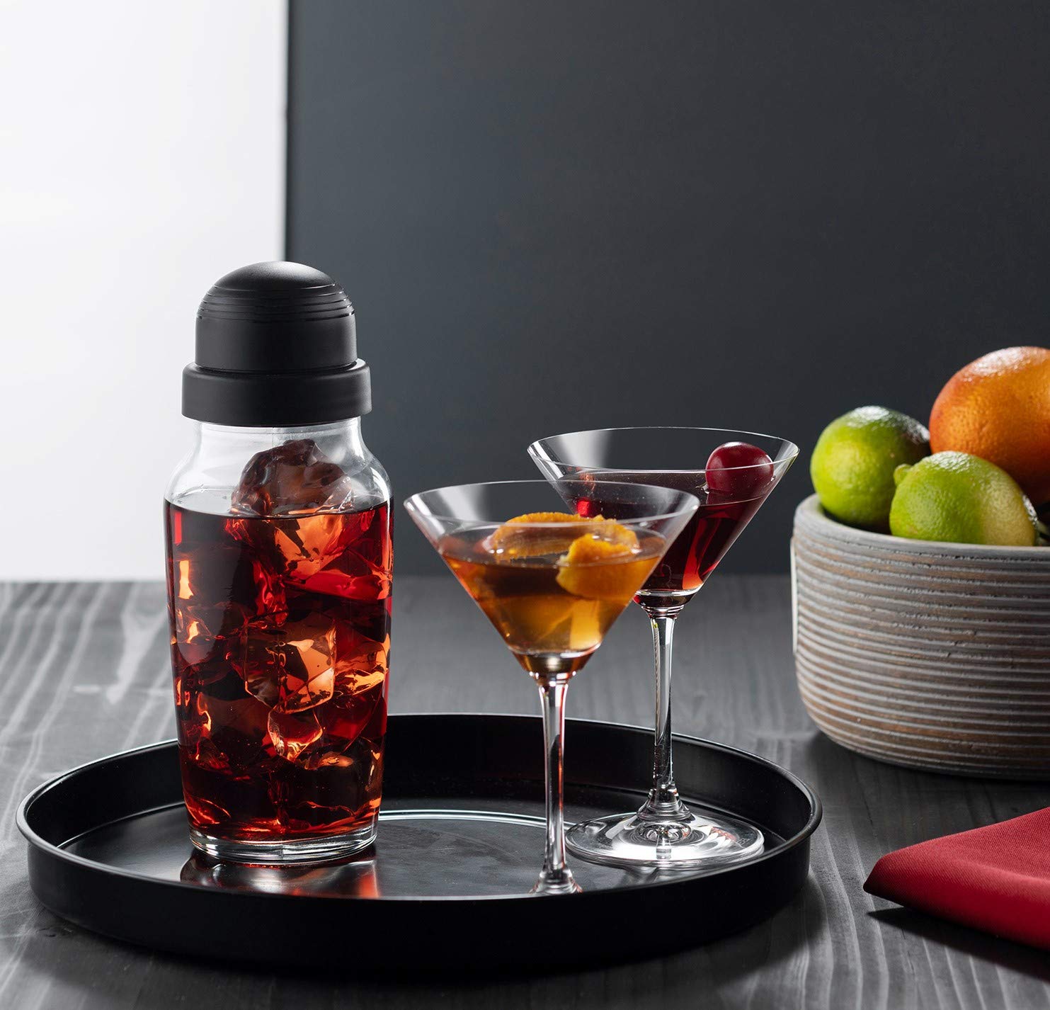 Godinger coctelera tapa roscada con colador integrado para evitar derrames.