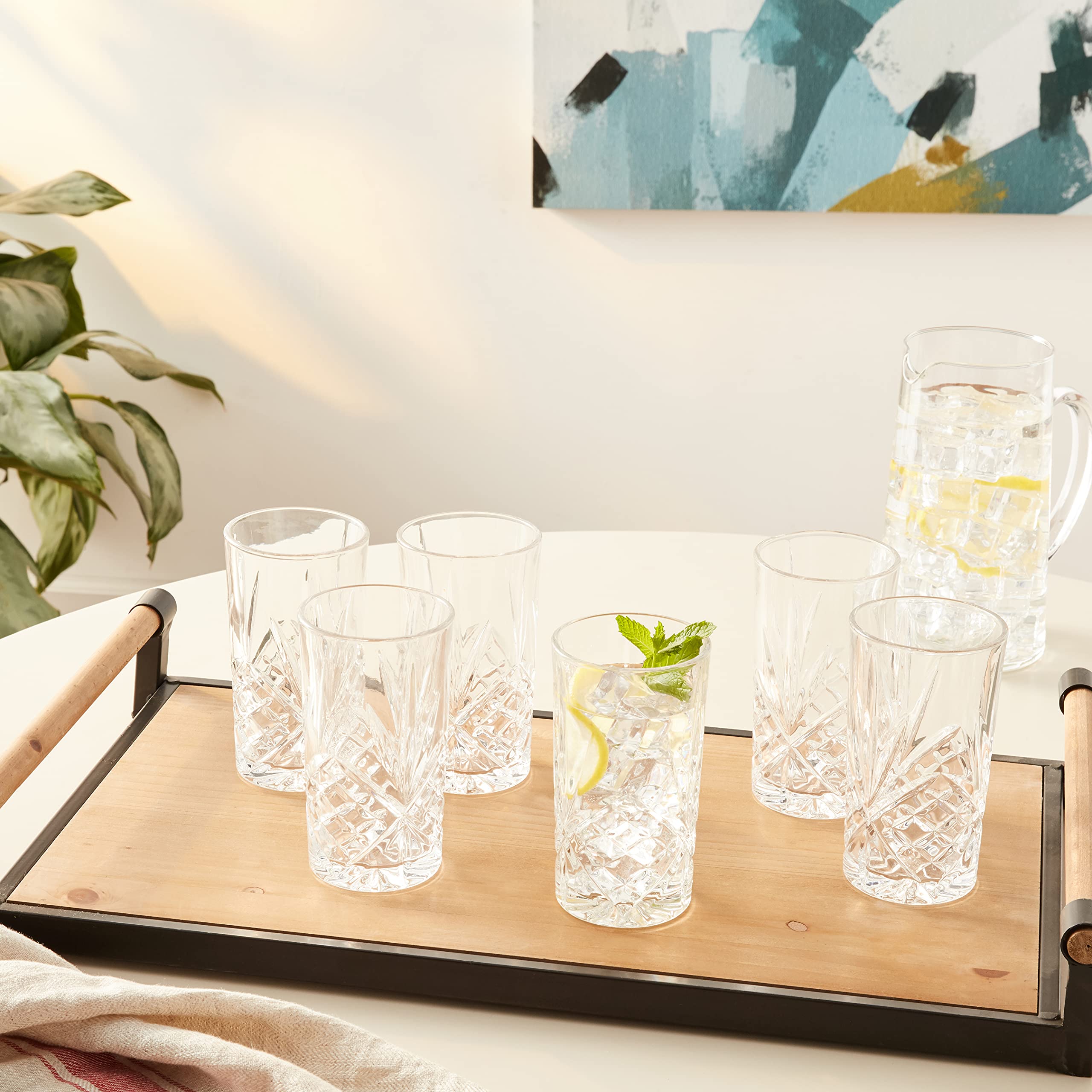 Vaso alto de cristal con base pesada, ideal para uso diario.