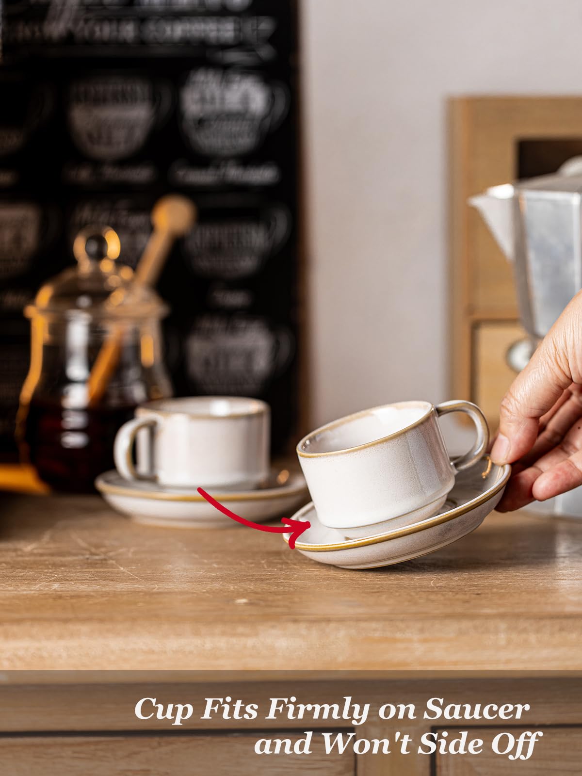 Conjunto de 4 tazas y platillos para café especial.