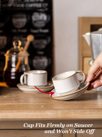 Conjunto de 4 tazas y platillos para café especial.