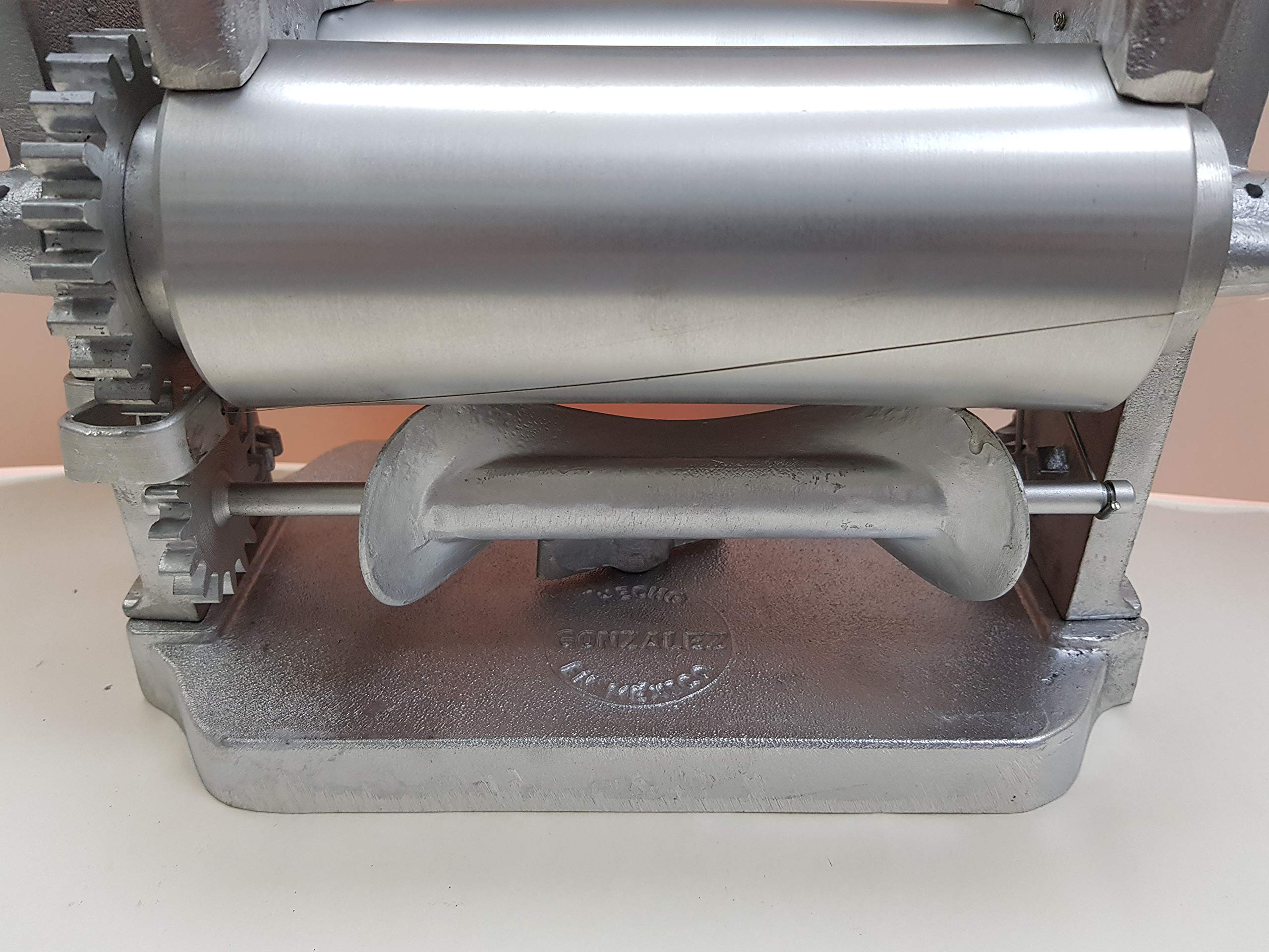 Tortilladora Gonzalez de dimensiones compactas, fácil almacenamiento y uso.