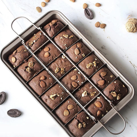 Good Dee's pan-brownie con divisores para porciones iguales y cortes limpios.