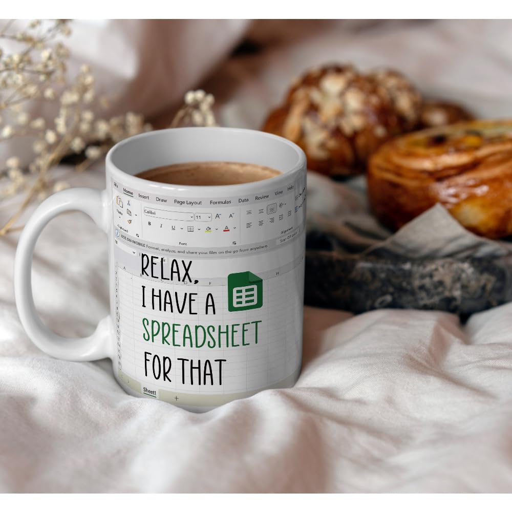 Manos sosteniendo la taza Gououoii Relax, lista para planillas y notas