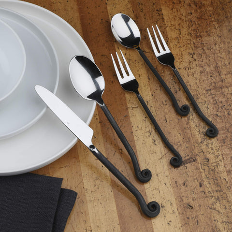 Gourmet Settings Treble Clef: acabado mate negro para una mesa elegante.