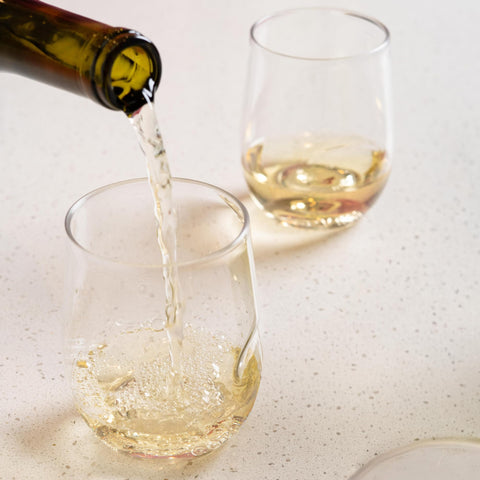 Govino con muesca de pulgar para agarre cómodo.