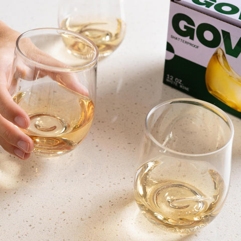 Vaso govino de vidrio claro ofrece claridad tipo cristal.