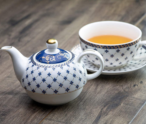 Grace Teaware taza Trellis Blue Gold, perfecta para una porción de té caliente.