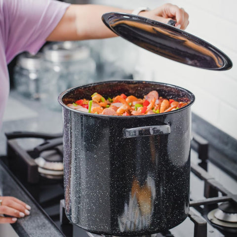 Granite Ware Olla Stock 15,5 cuartos, interior oscuro que retiene calor de forma uniforme.