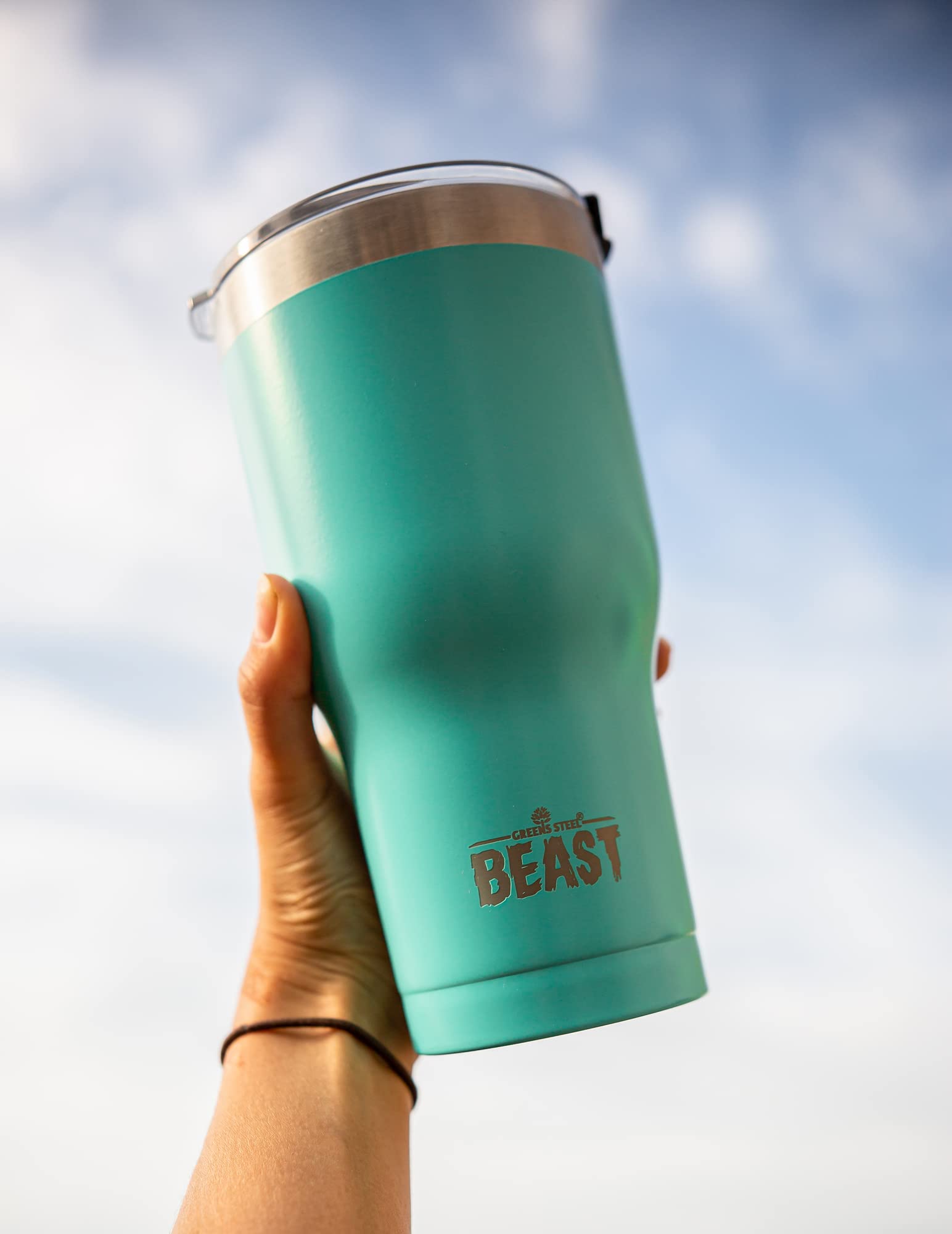 Greens Steel Beast 20oz para uso diario y viajes, fácil de llevar.