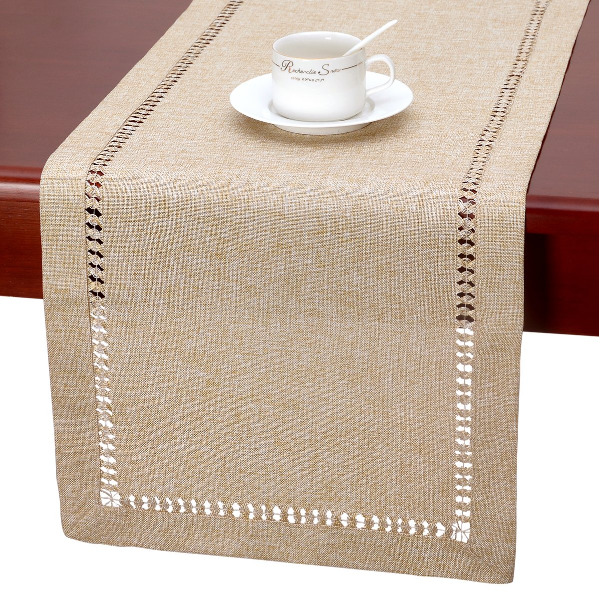 Grelucgo corredor de mesa bordado a mano, aporta elegancia y protección a la superficie.