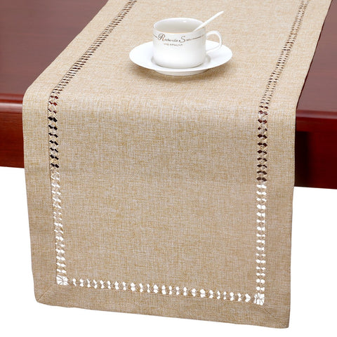 Grelucgo corredor de mesa bordado a mano, aporta elegancia y protección a la superficie.