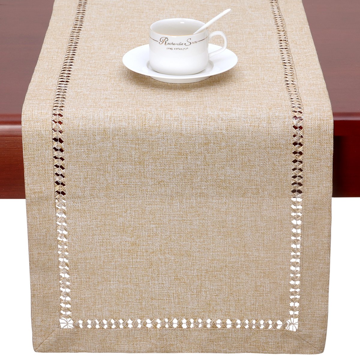 Detalle de pespunte calado en mantel beige de Grelucgo.