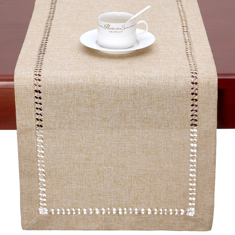 Detalle de pespunte calado en mantel beige de Grelucgo.
