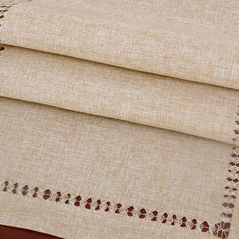 Mantel beige versátil para mesas, aparadores y decoraciones con estilo.