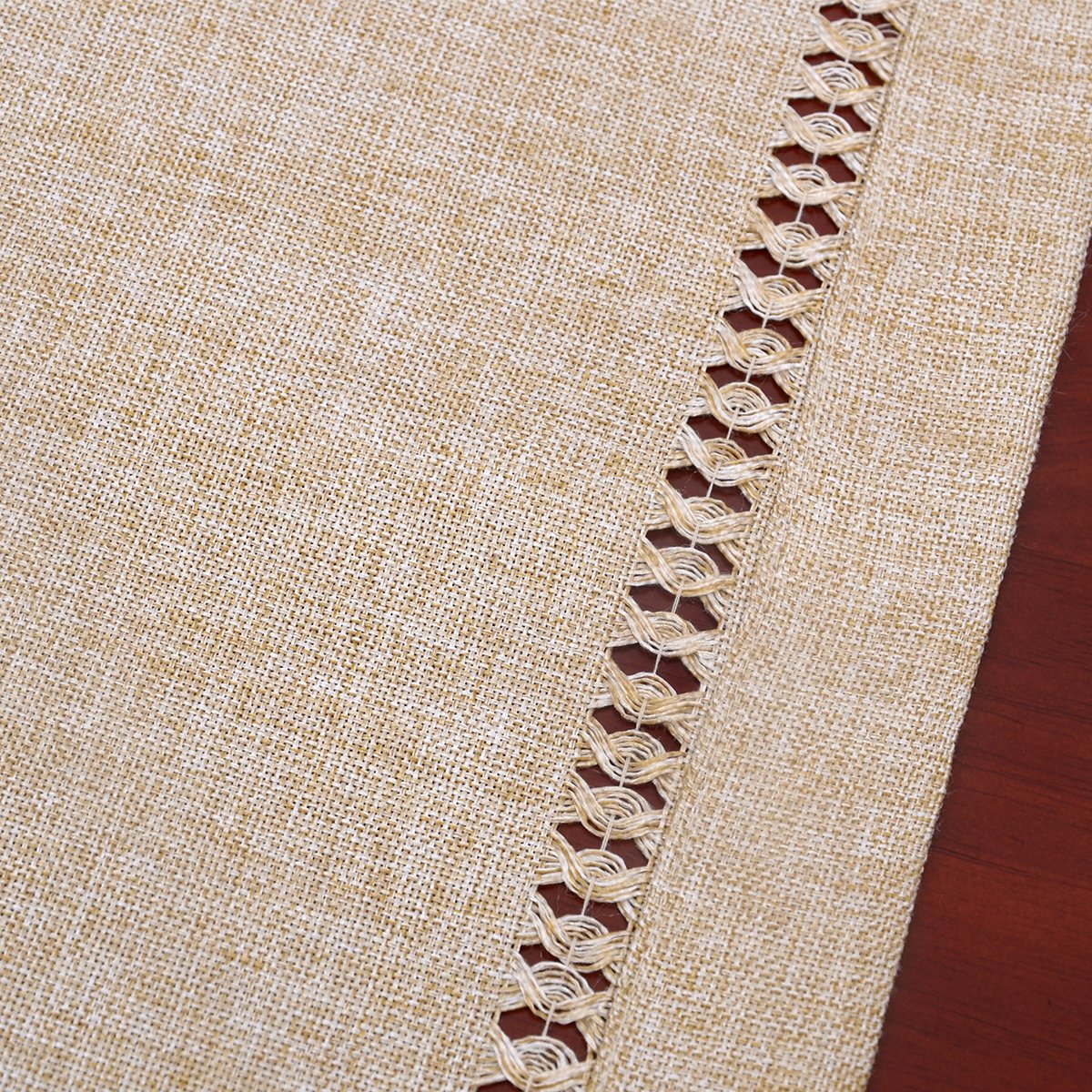 Mantel beige de Grelucgo para mesa de comedor y vajilla.