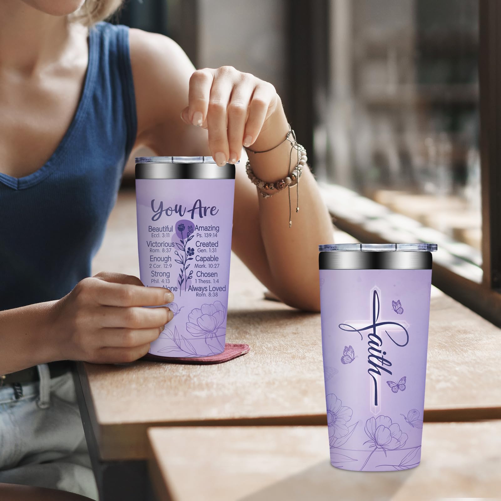 Diseño púrpura elegante que resalta la fe y la elegancia.