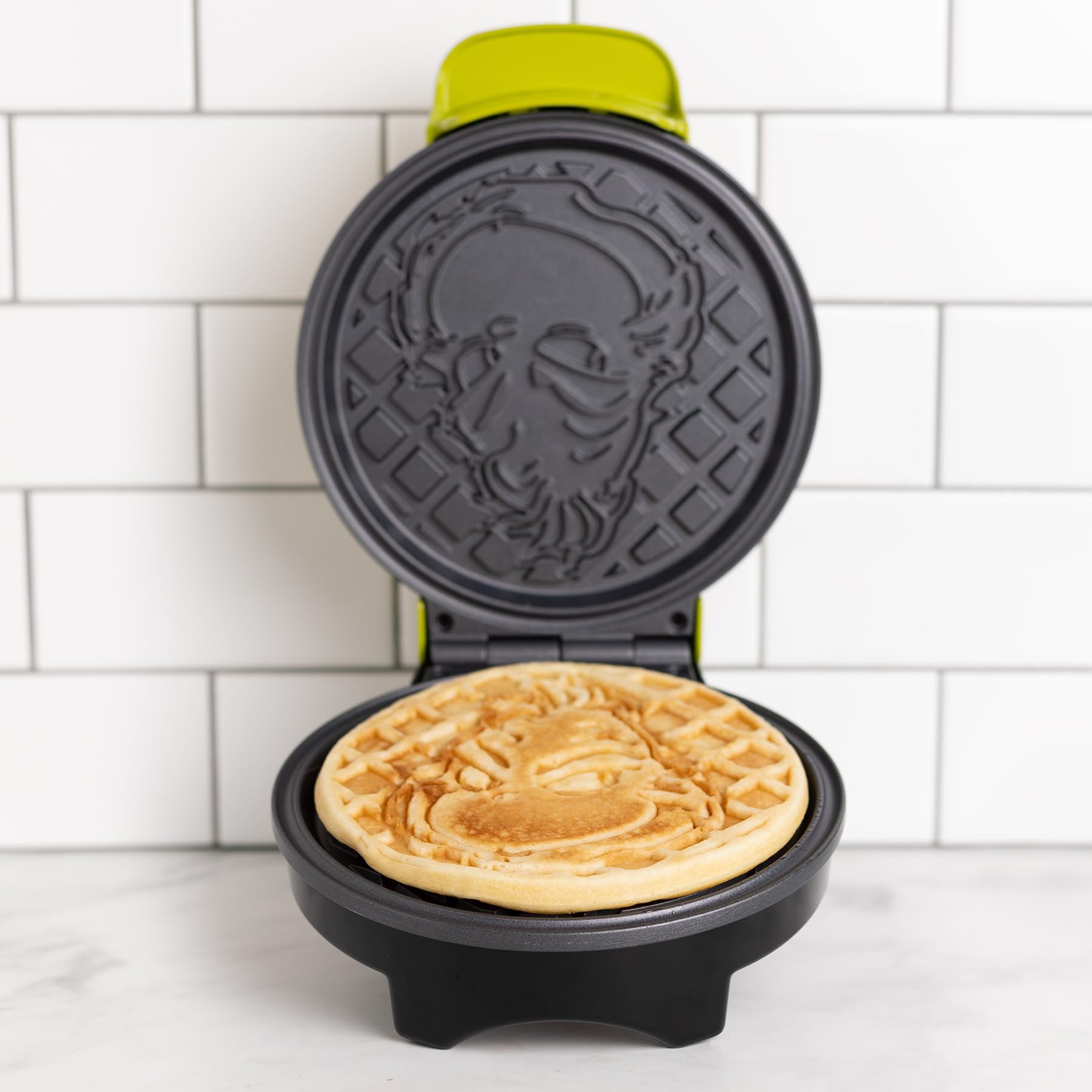 Grinch Waffle Maker: dos indicadoras para saber cuándo verter.