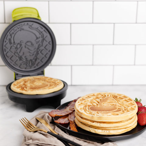 Grinch Waffle Maker: interior de aluminio die-cast para resultados uniformes.
