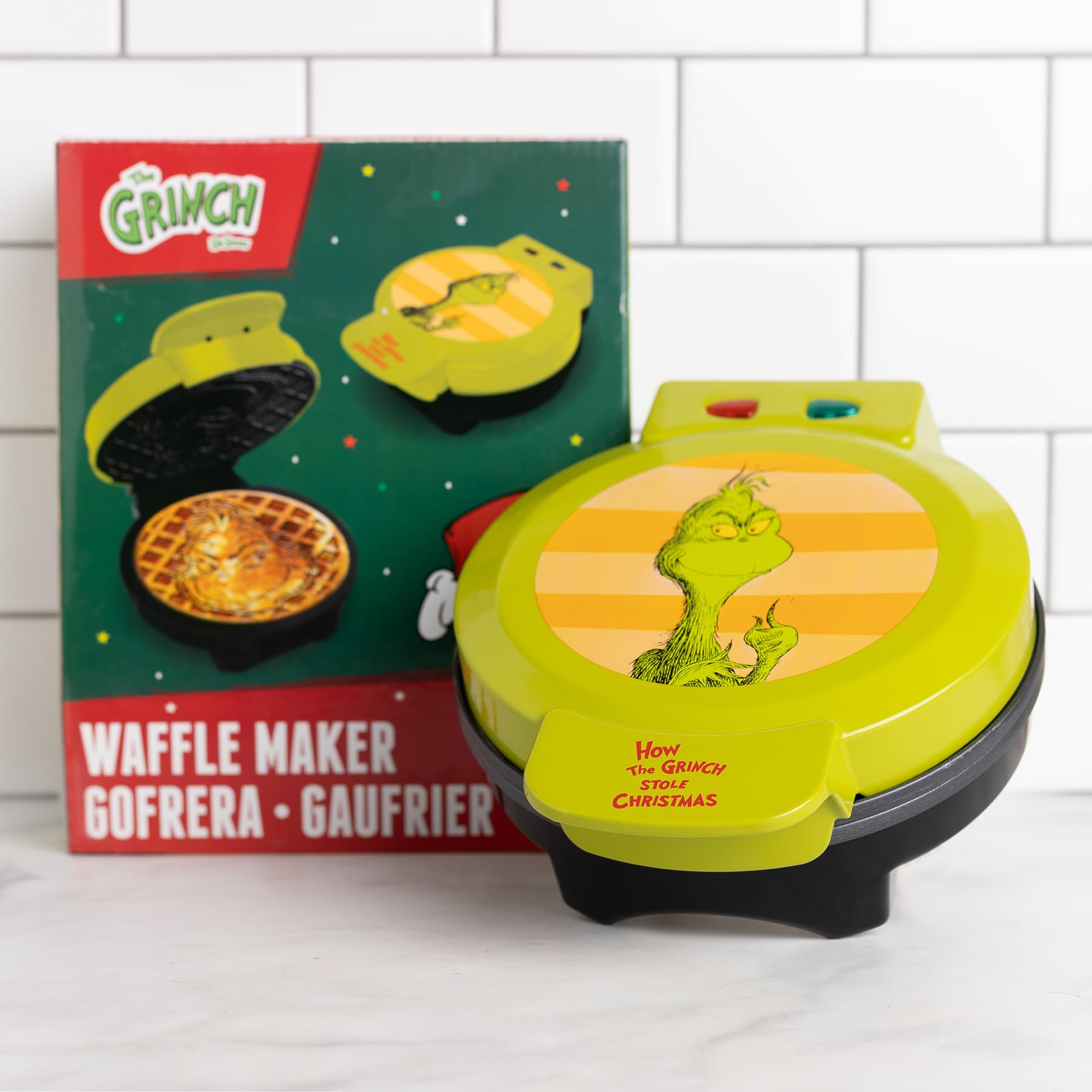 Grinch Waffle Maker: superficie antiadherente facilita limpieza y waffles perfectos.