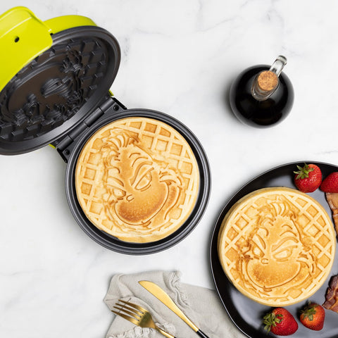 Grinch Waffle Maker: tapa con Grinch, diseño llamativo para cocinas modernas.