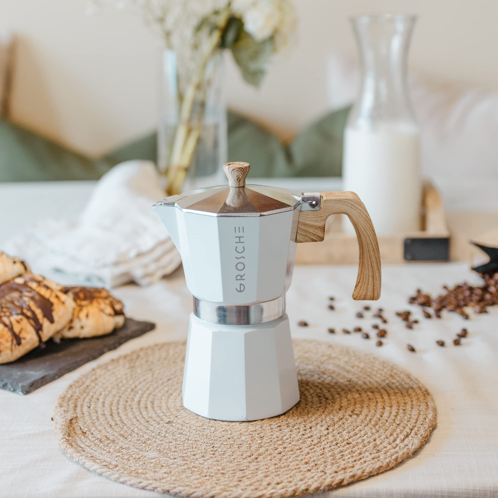 Diseño clásico en color blanco de GROSCHE Milano Moka para cocina elegante.