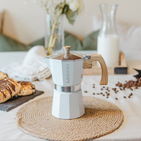 Diseño clásico en color blanco de GROSCHE Milano Moka para cocina elegante.