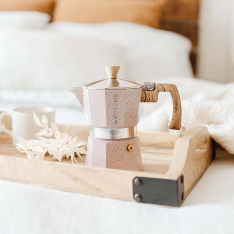 Detalle de la tapa de seguridad de la GROSCHE Milano Moka Pot para uso seguro